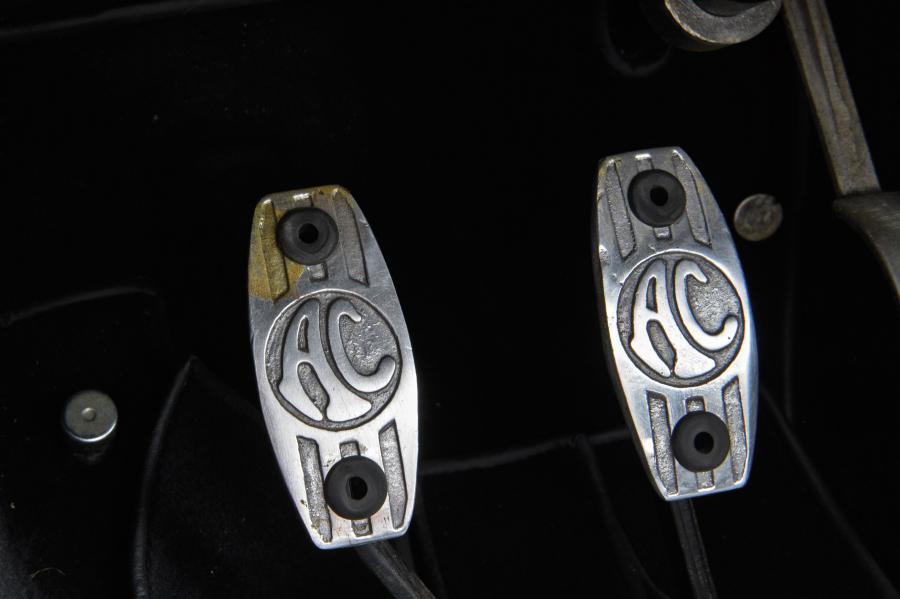 Детали интерьера Shelby Cobra 289 (CSX 2311) 1964 года  (фото 7 из 28)